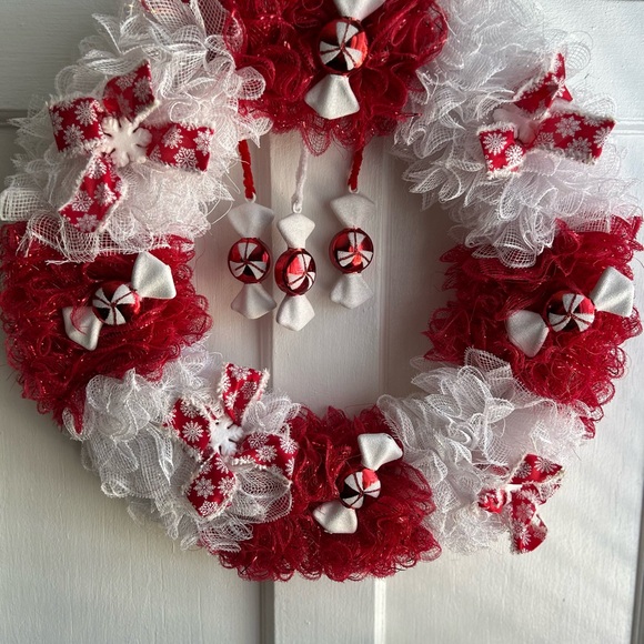 Festive Red and White Holiday Wreath - Picture 2 of 4